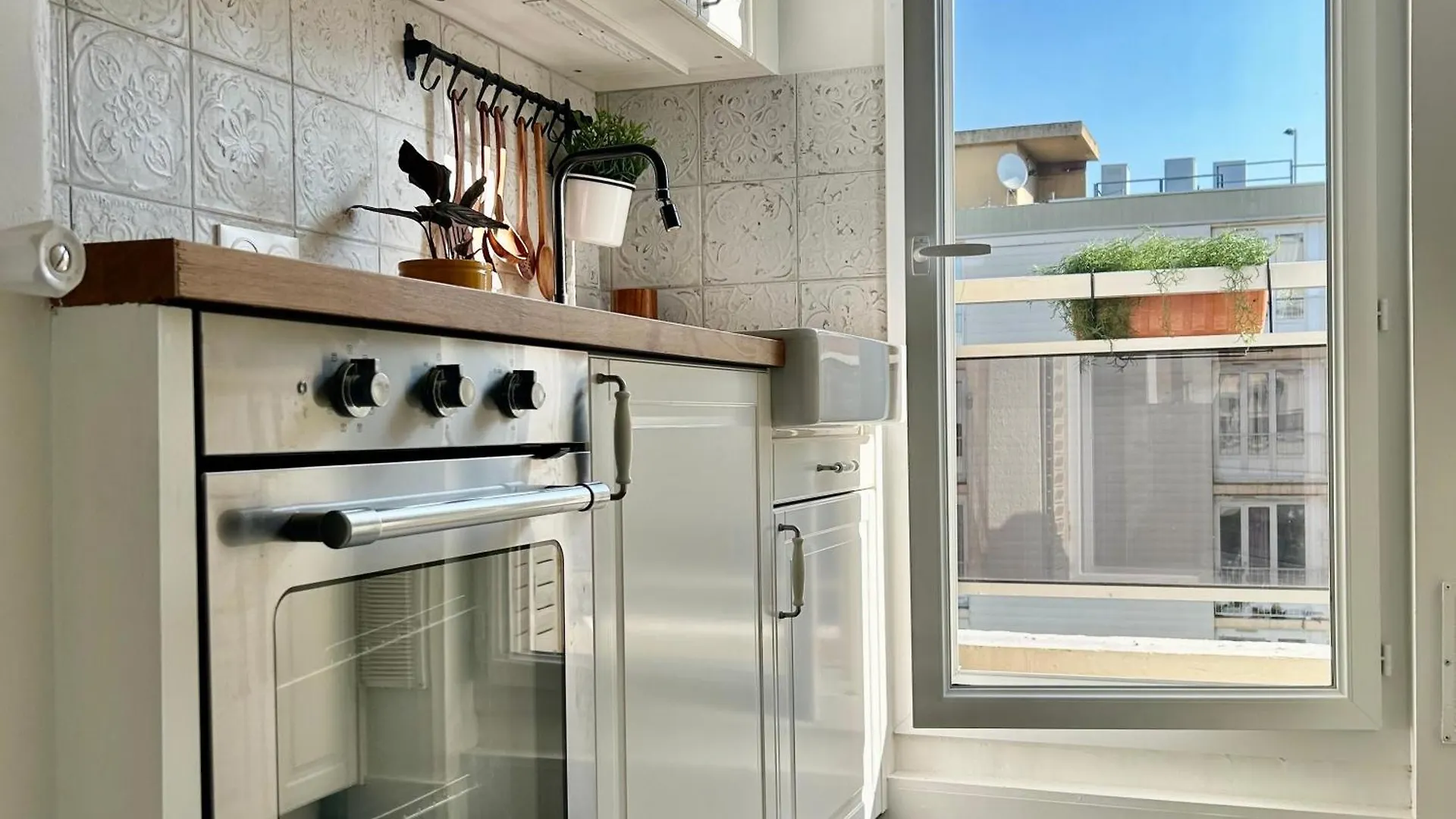 Charming Parisian Flat Near Eiffel Tower - 3 Rooms And Balcony 0*, Paris